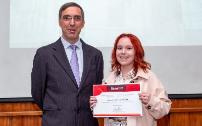 El Jefe Docente, Prof. Xavier Emery y la alumna destacada, Constanza Pamiez.